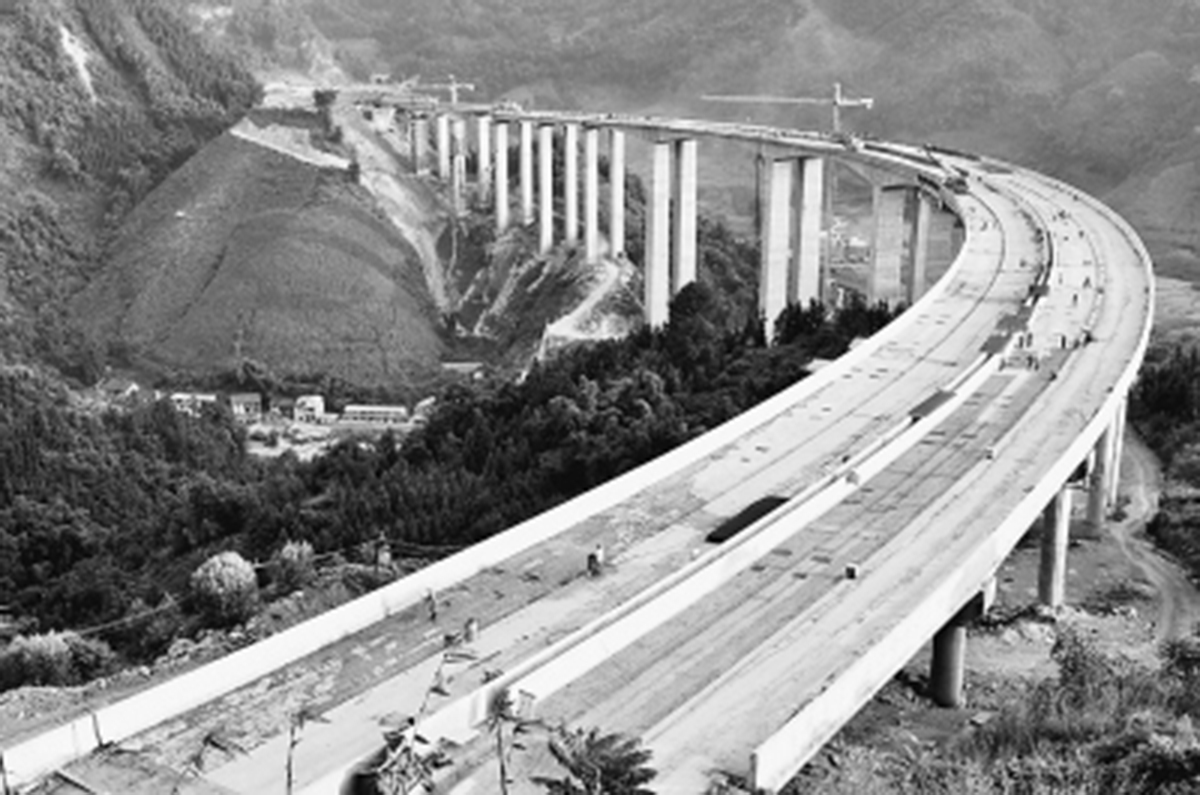 　　俯瞰建設中的拉會高架大橋，“C”字形蔚為壯觀。.jpg